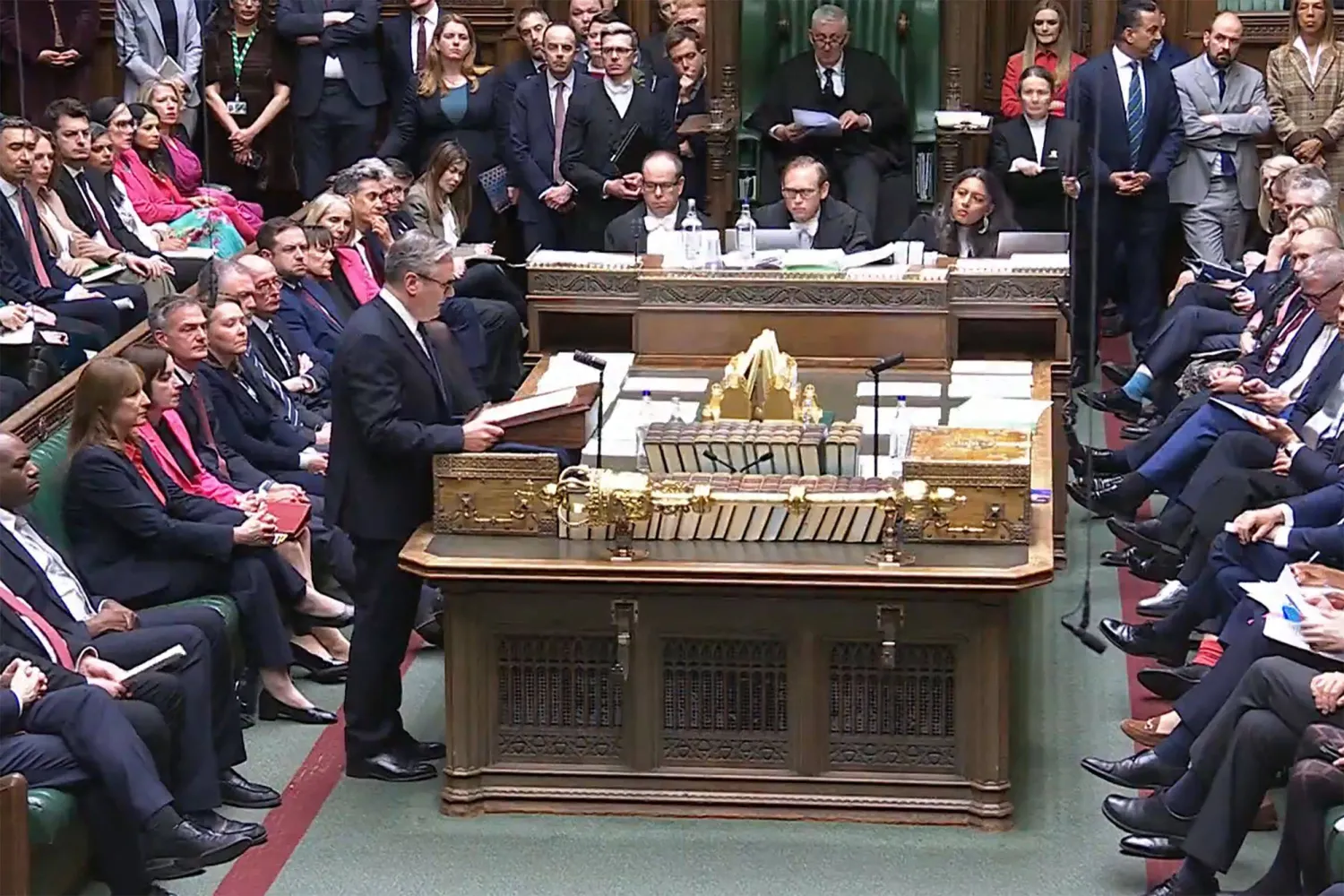 لقطة من فيديو بتاريخ 20 أبريل 2026 تظهر رئيس الوزراء البريطاني كير ستارمر يدلي ببيان حول إجراءات التدقيق التي خضع لها السفير البريطاني السابق لدى الولايات المتحدة بيتر ماندلسون... في البرلمان البريطاني بلندن (أ.ف.ب)