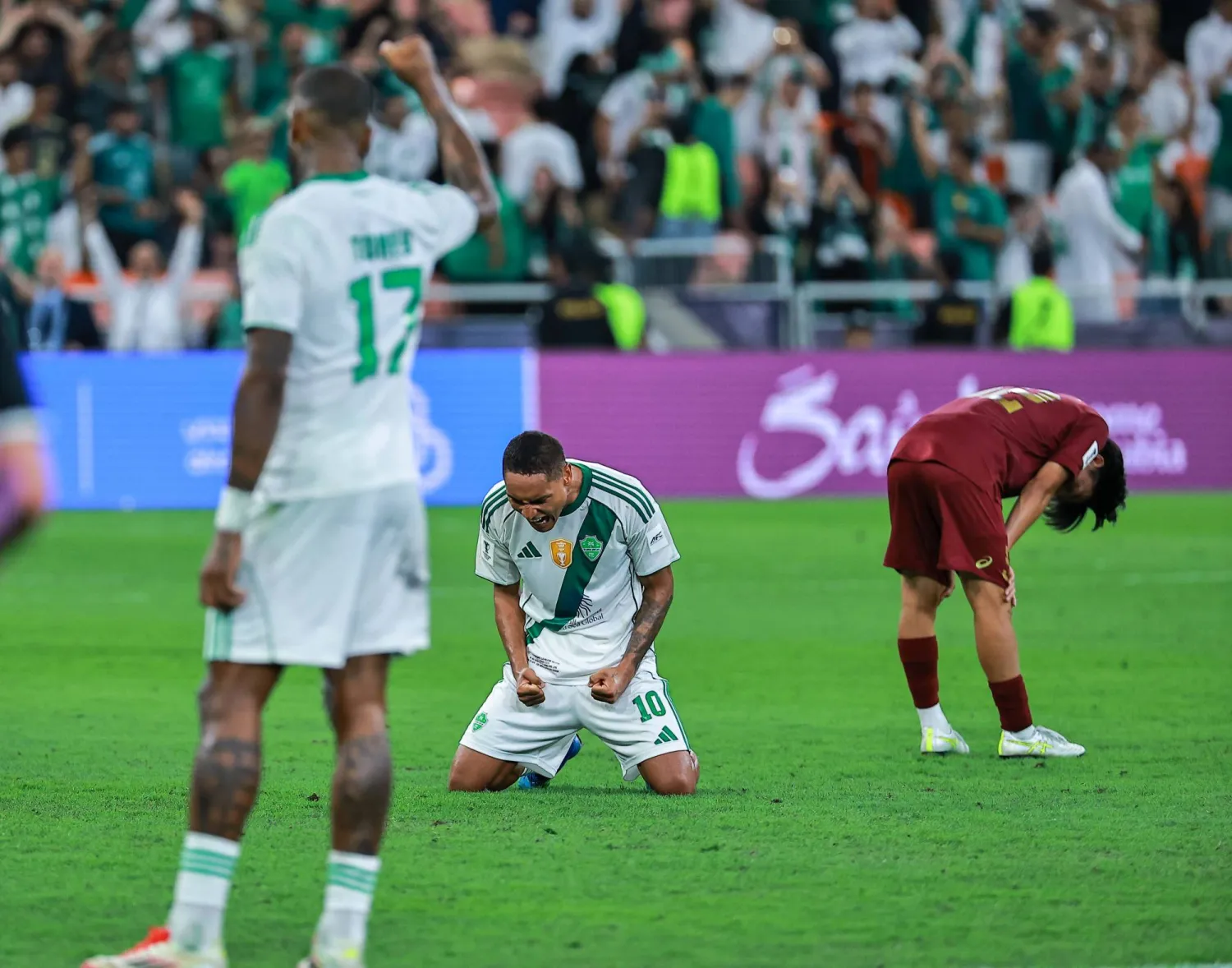 فرحة سعودية وحسرة يابانية في المشهد الأخير للمباراة (تصوير: محمد المانع)