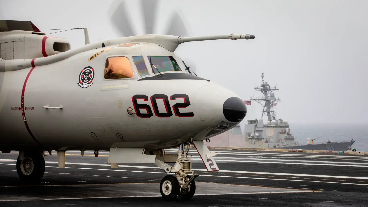 Kızıldeniz'de bulunan USS Gerald R. Ford uçak gemisinden kalkışa hazırlanan bir keşif uçağı (CENTCOM)