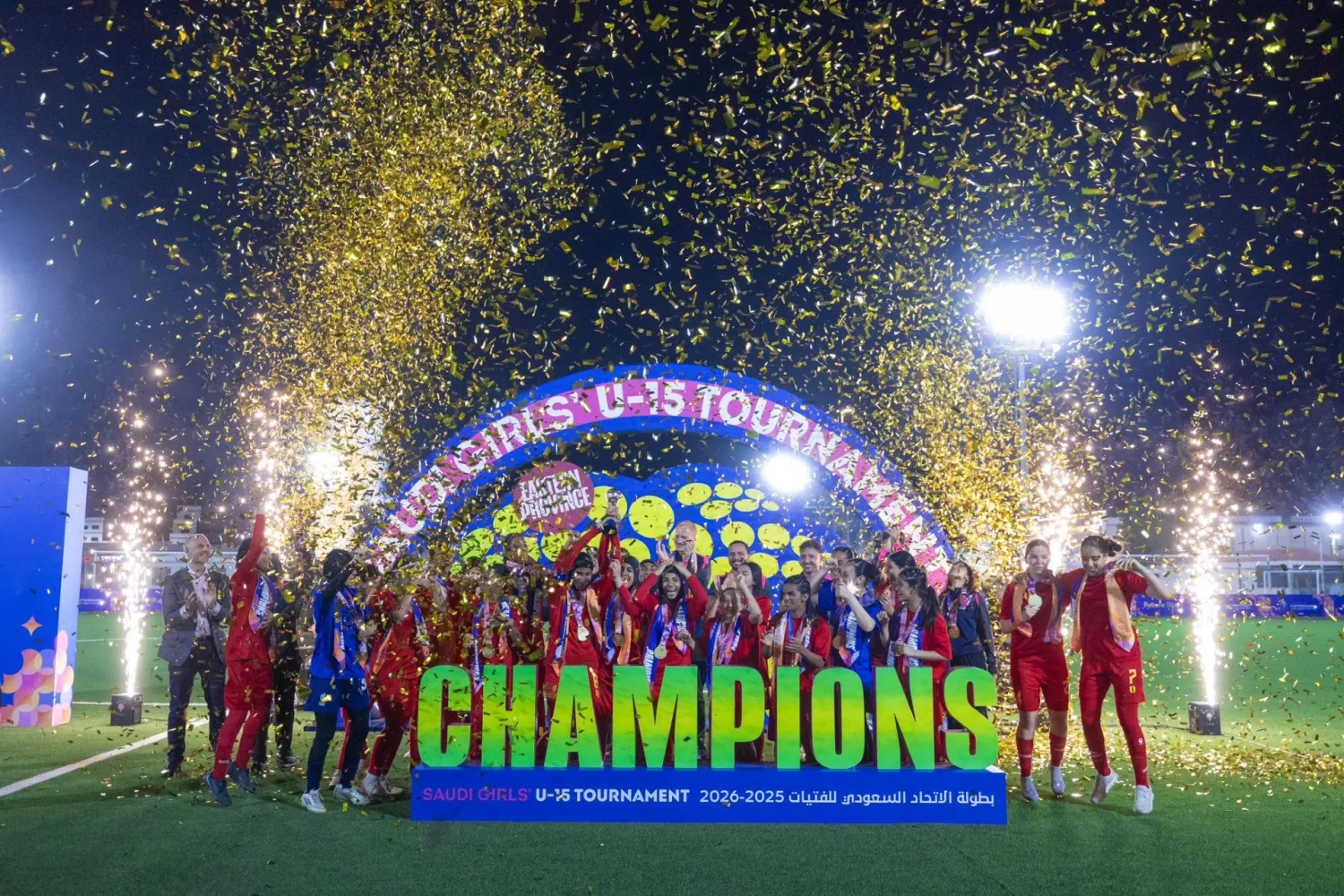 لاعبات القادسية لحظة التتويج (الشرق الأوسط)