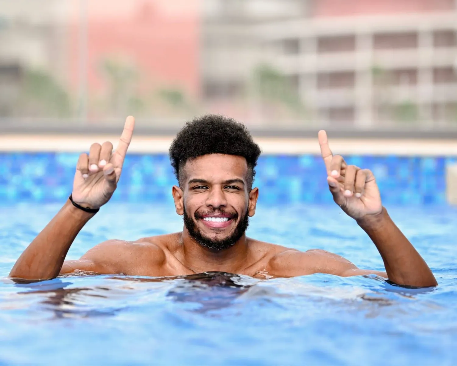 البليهي في بركة السباحة خلال التمارين الاستشفائية للاعبي الشباب (موقع النادي)