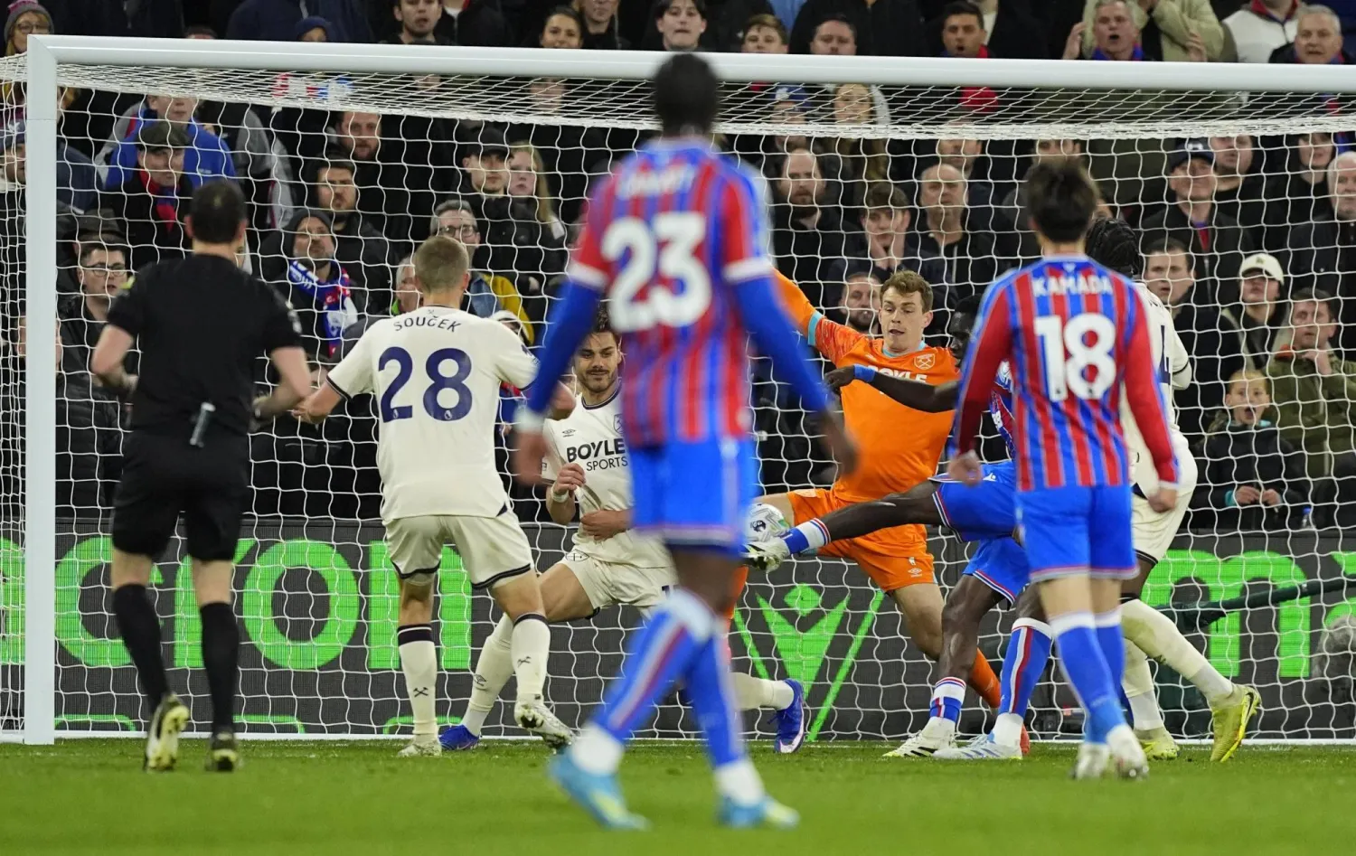 التعادل السلبي حسم مواجهة وستهام مع جاره كريستال بالاس (د.ب.أ)