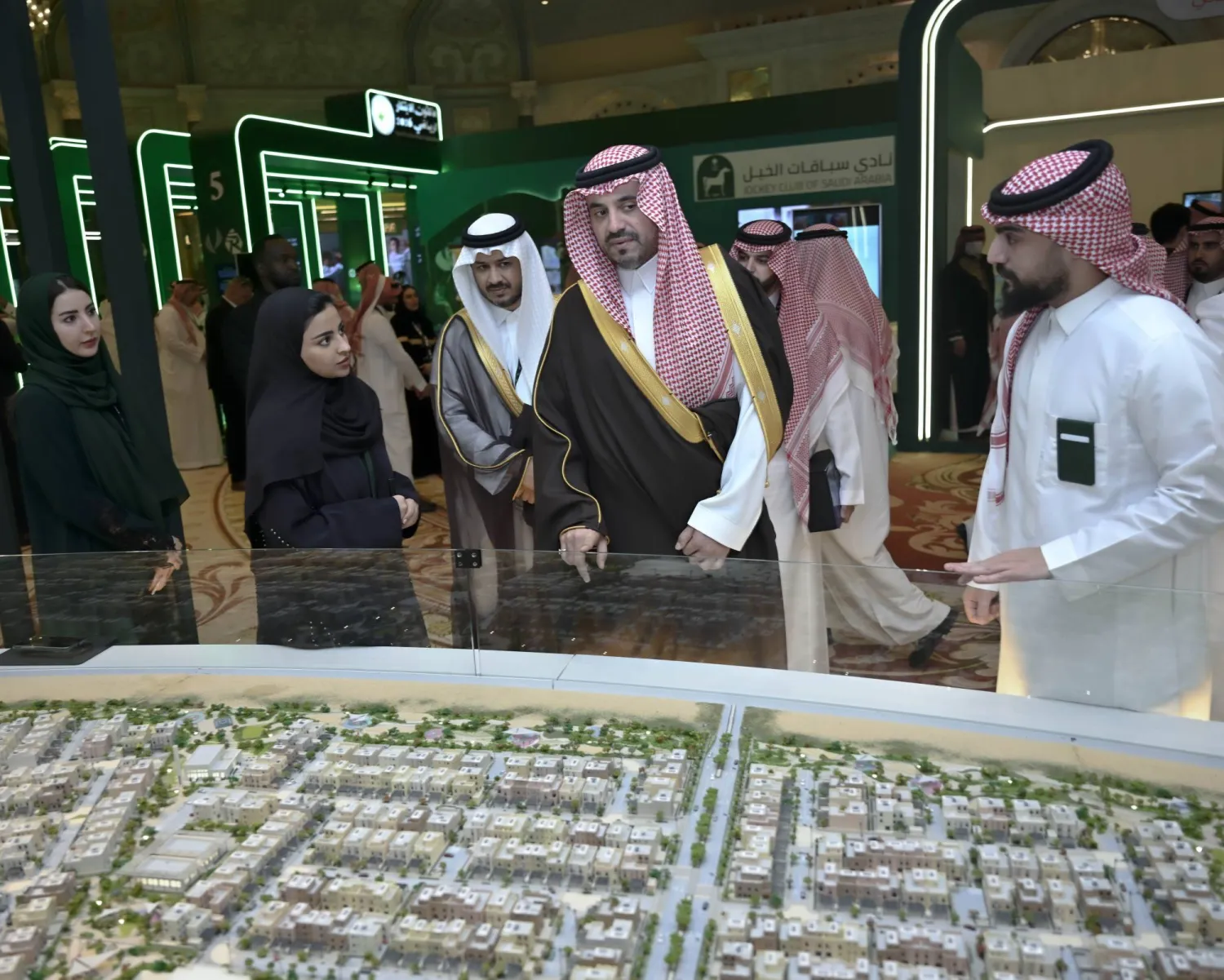 الأمير فهد بن جلوي نائب رئيس الأولمبية السعودية يطلع على مجسمات للمشاريع الرياضية المستقبلية (تصوير: بشير صالح)