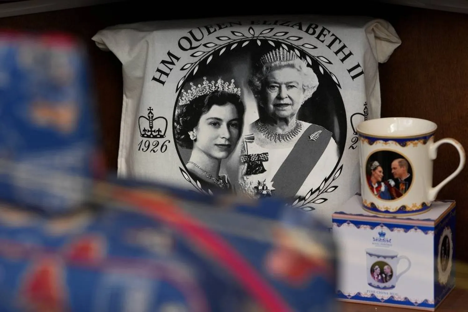  Souvenirs with photos of late Queen Elizabeth II are on display for sale at a souvenirs shop in London, on April 17, 2026. (AP) 