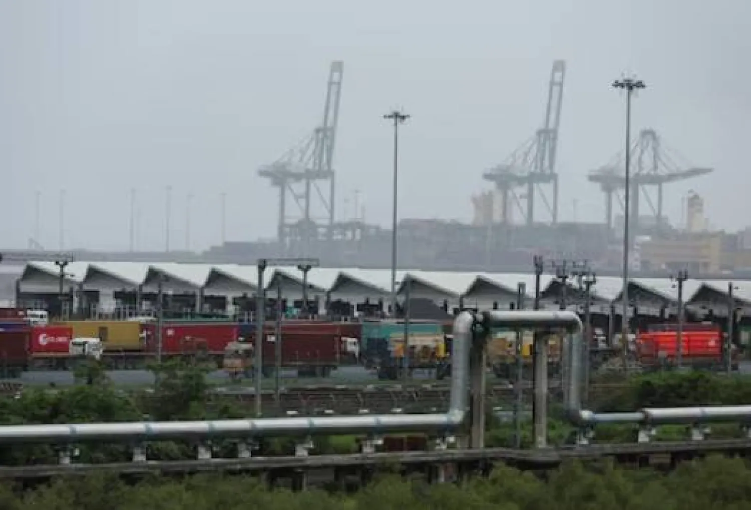 شاحنات محمّلة بحاويات متوقفة في ميناء جواهر لال نهرو بنافي في مومباي (رويترز)