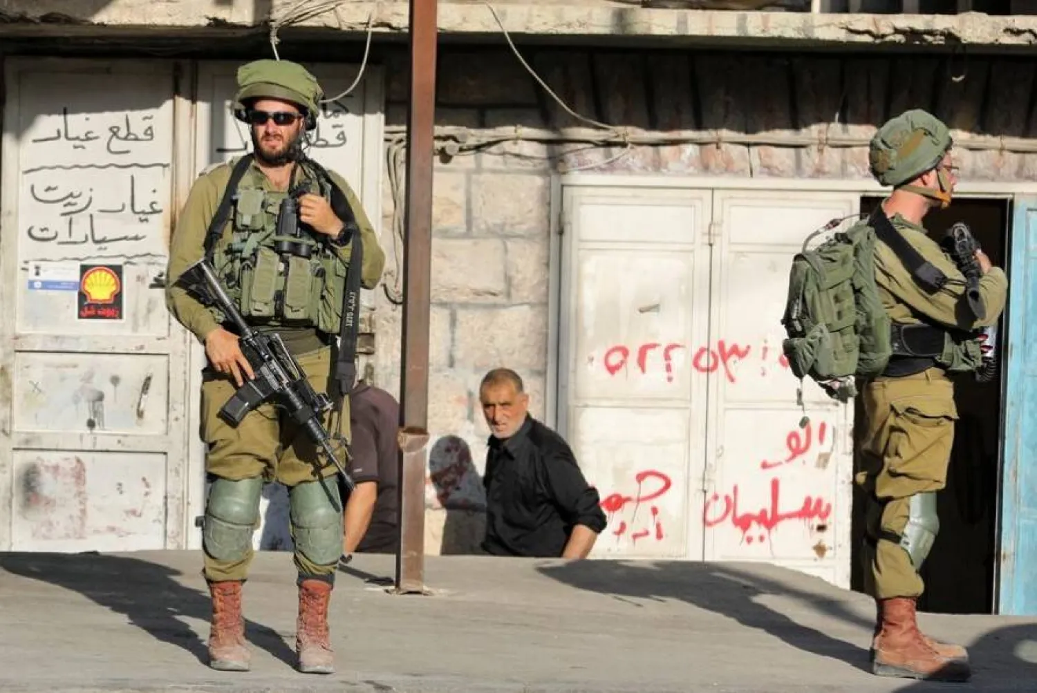 جنديان إسرائيليان خلال دورية في الضفة الغربية (أرشيفية - رويترز)