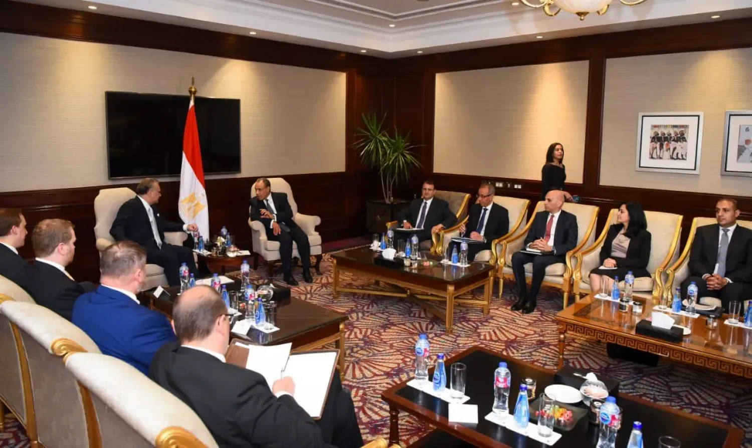 Mısır Dışişleri Bakanı Bedr Abdulati, ABD Başkanı'nın Arap ve Afrika işlerinden sorumlu kıdemli danışmanı Massad Boulos ve beraberindeki heyeti Kahire'de kabul etti, (Mısır Dışişleri Bakanlığı- Facebook)