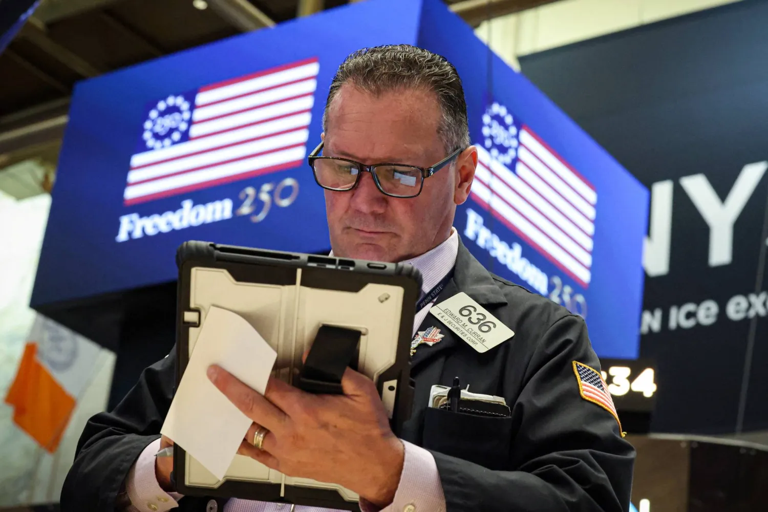 متداول يعمل في بورصة نيويورك (رويترز)