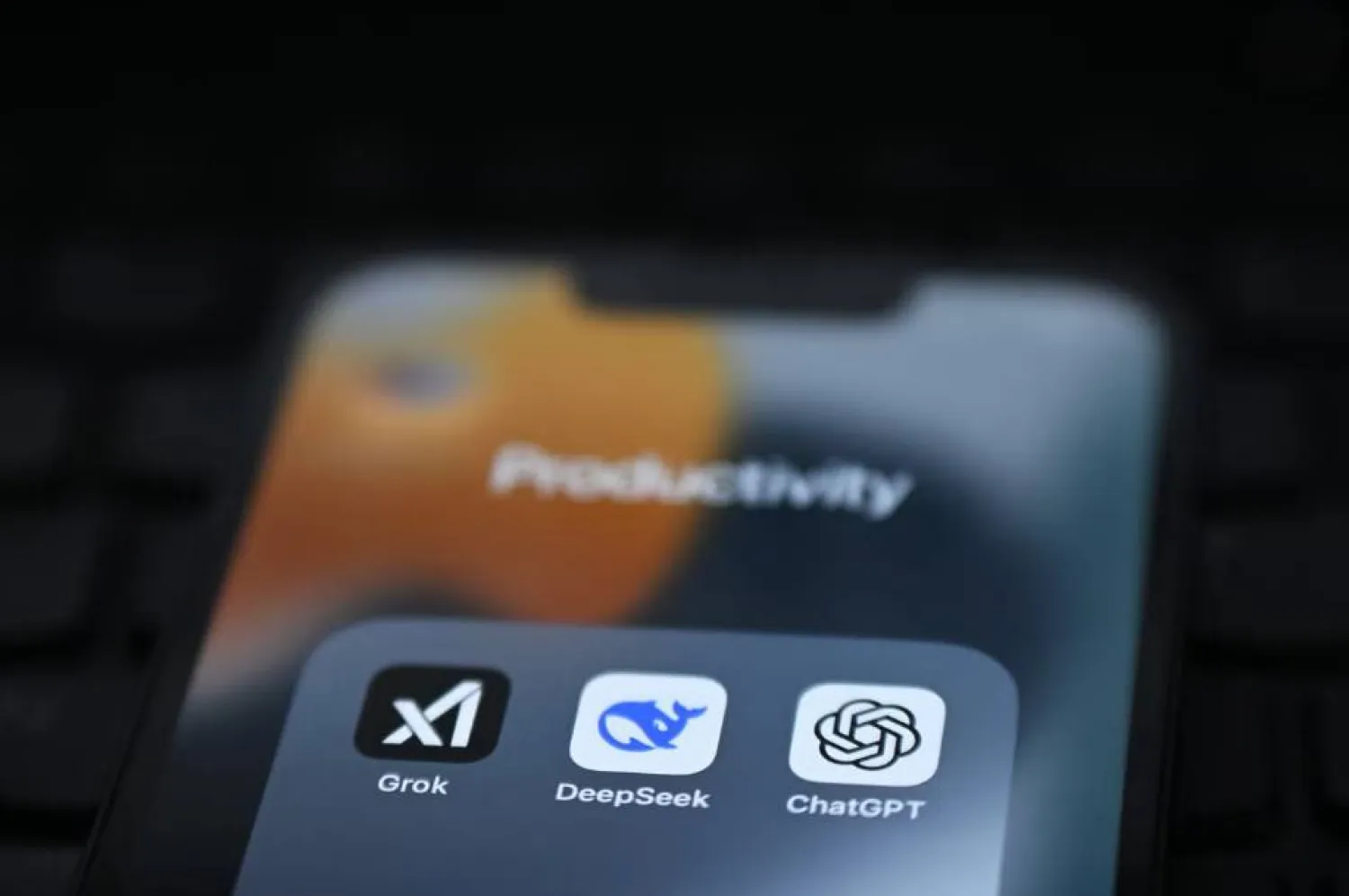 هناك مخاوف متزايدة من استخدام روبوتات الدردشة المعتمدة على الذكاء الاصطناعي في تقديم استشارات طبية لمرضى السرطان (أ.ف.ب)