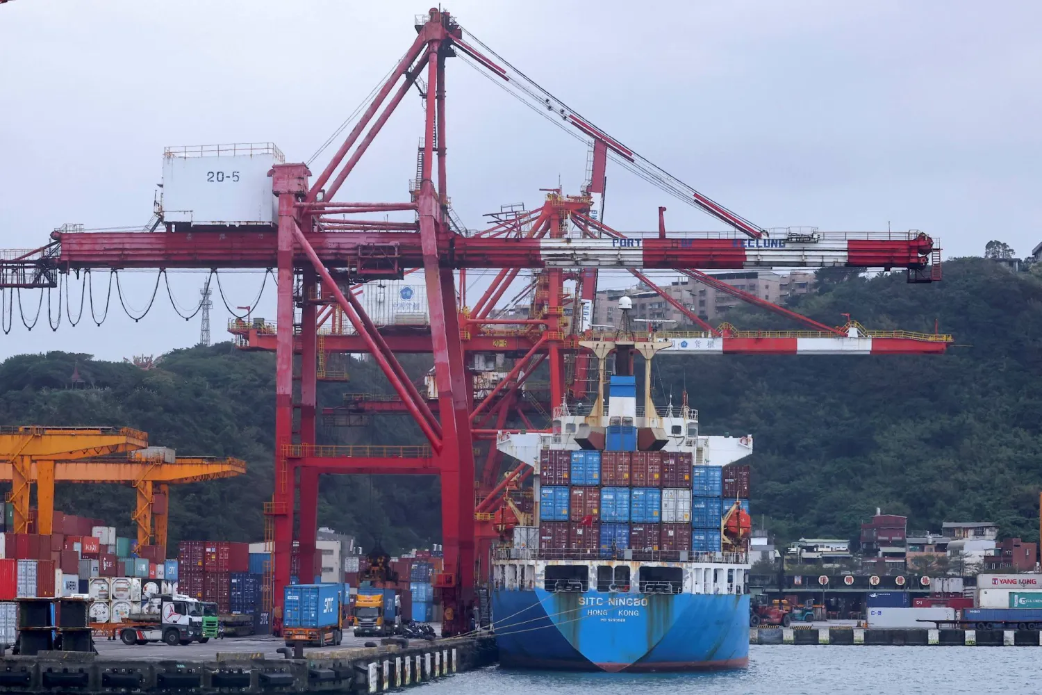 سفينة شحن في ميناء كيلونغ (رويترز)