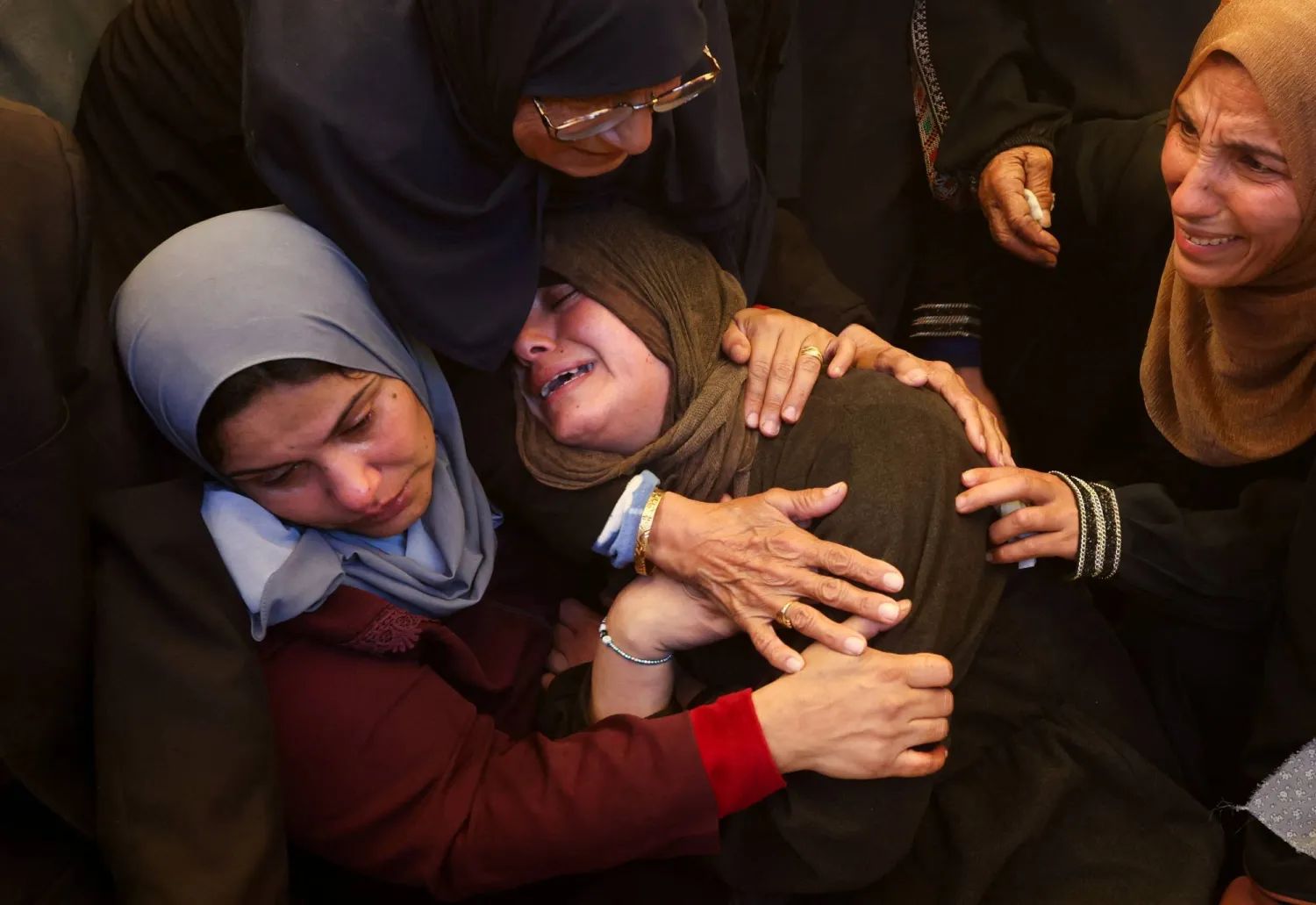 نساء يبكين خلال جنازة خميس القصاص الذي قُتل الثلاثاء بغارة جوية إسرائيلية في مستشفى ناصر بخان يونس جنوب قطاع غزة (رويترز)