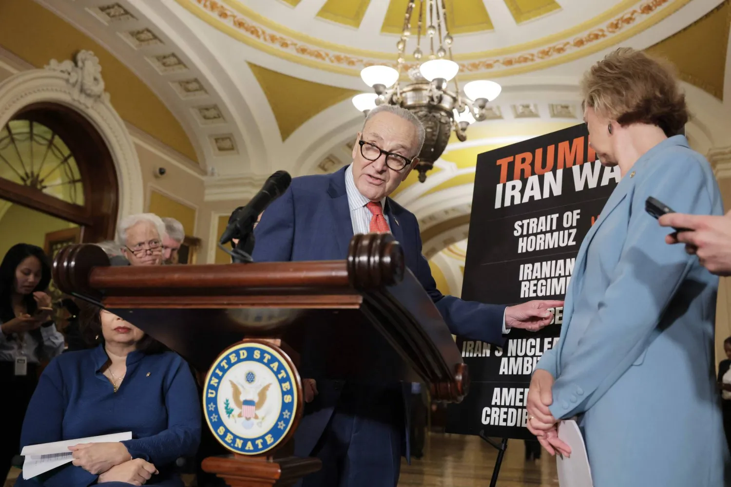 زعيم الديمقراطيين في مجلس الشيوخ تشاك شومر في مؤتمر صحافي في الكونغرس في 14 أبريل 2026 (أ.ف.ب)