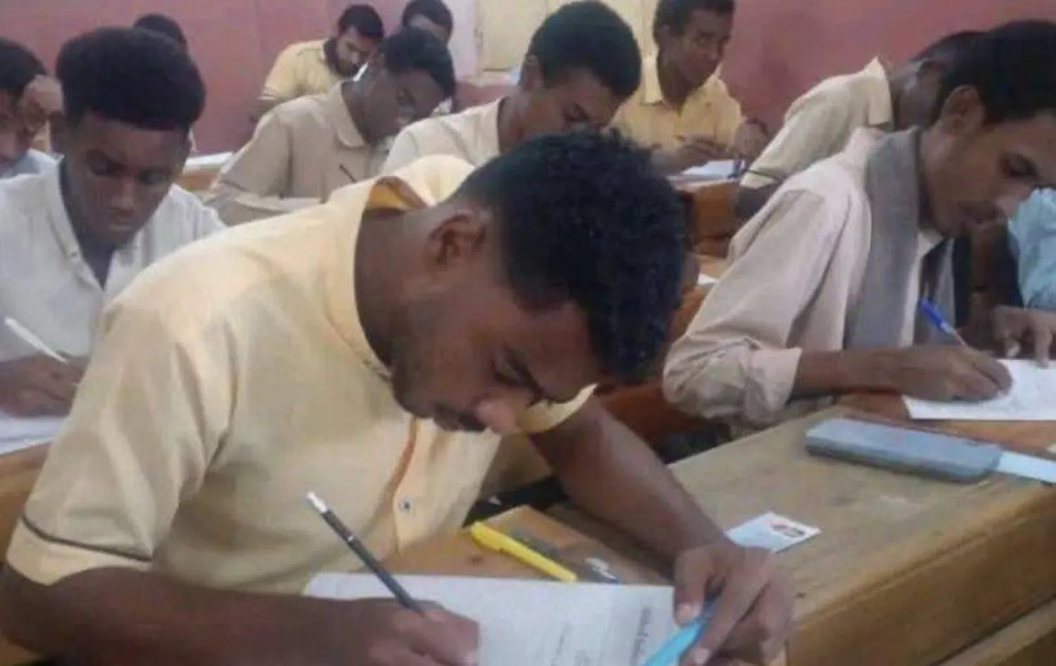 طلاب يؤدون امتحانات الثانوية العامة في إحدى مدارس السودان (سونا)