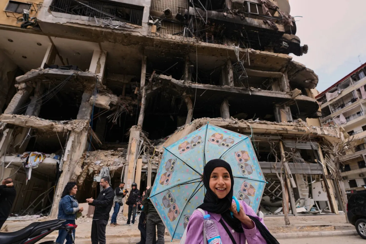 طفلة أمام مبنى تعرَّض لغارات إسرائيلية في الضاحية الجنوبية لبيروت (أ.ب)