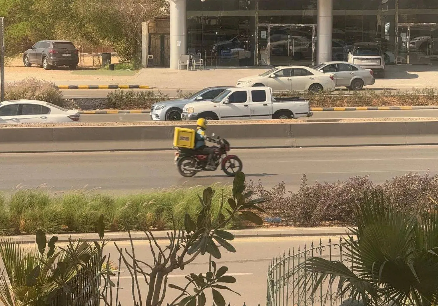 مندوب يقوم بتوصيل طلبية في الرياض (الشرق الأوسط)