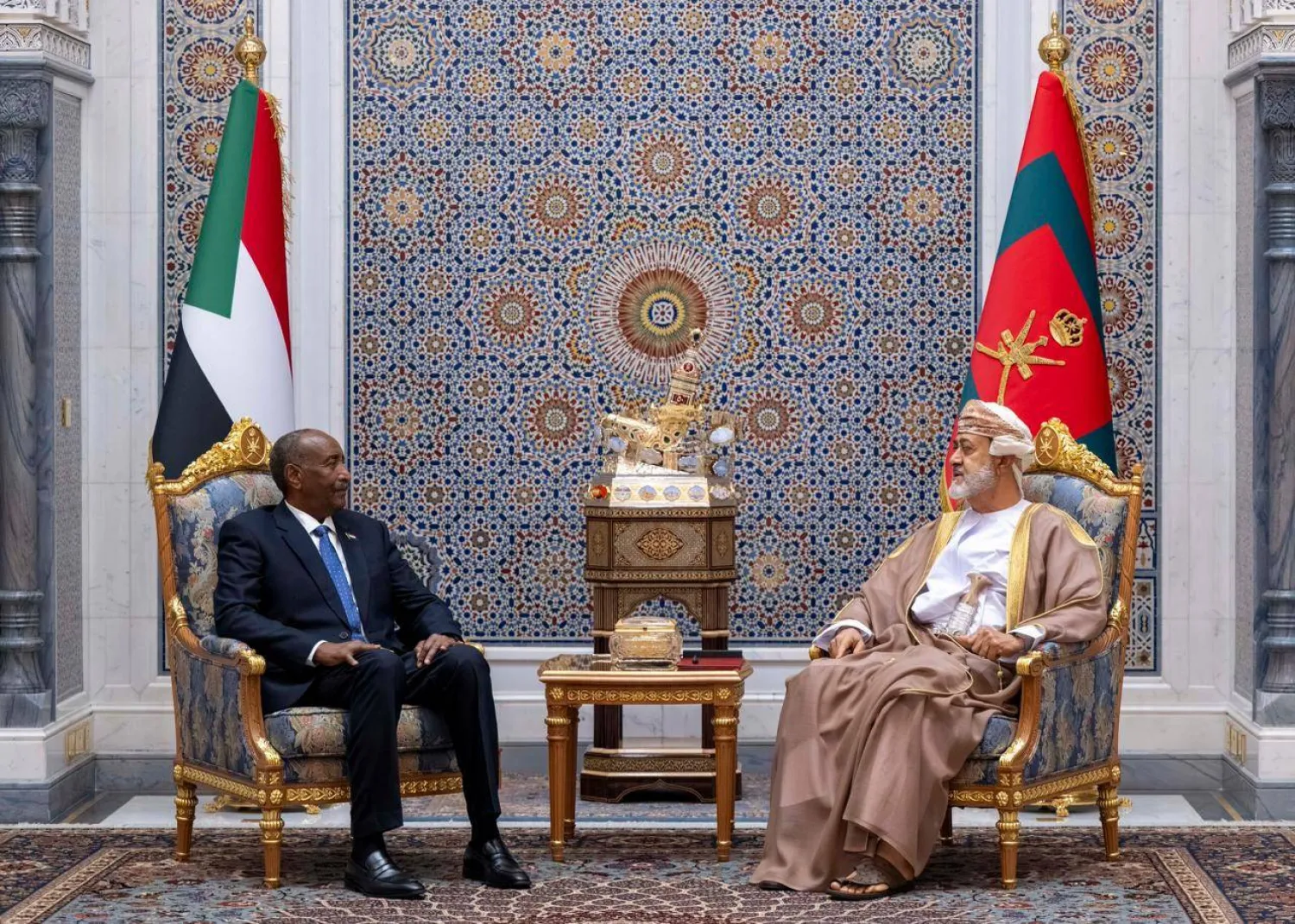 السلطان هيثم بن طارق لدى استقباله عبد الفتاح البرهان رئيس مجلس السيادة الانتقالي في السودان (العمانية)