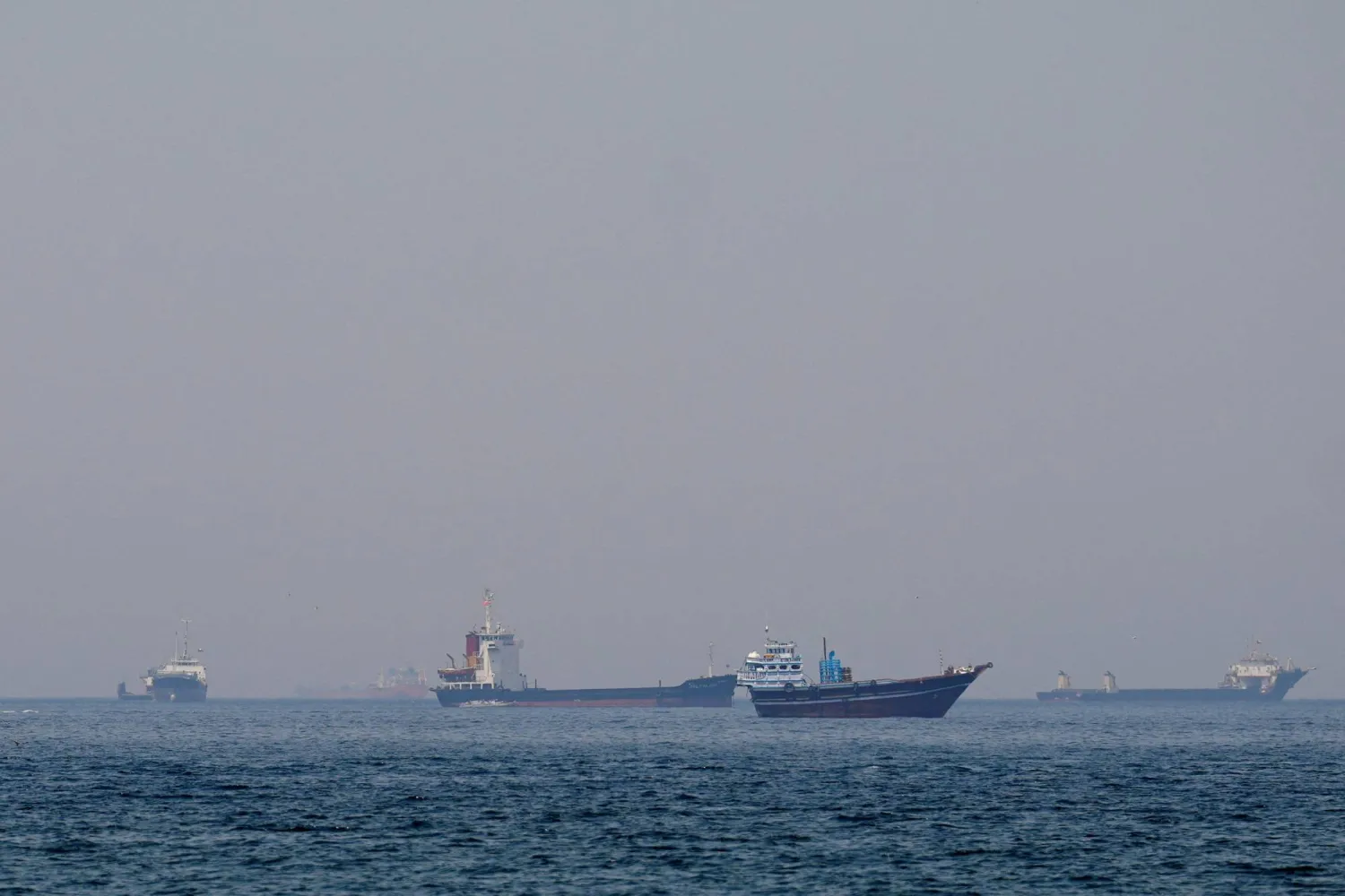 سفن وقوارب في مضيق هرمز قبالة سواحل مسندم في عُمان (رويترز)