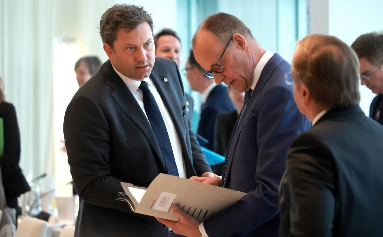 المستشار الألماني فريدريش ميرتس ونائبه لارس كلينغبايل في برلين (إ.ب.أ)