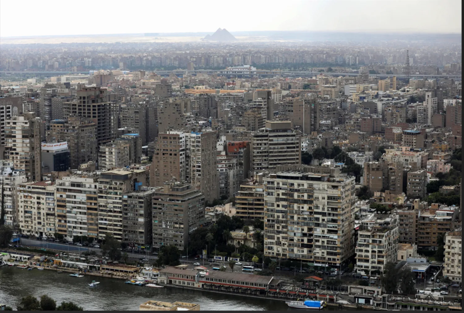 منظر عام للمباني وأهرامات الجيزة في مصر (رويترز)