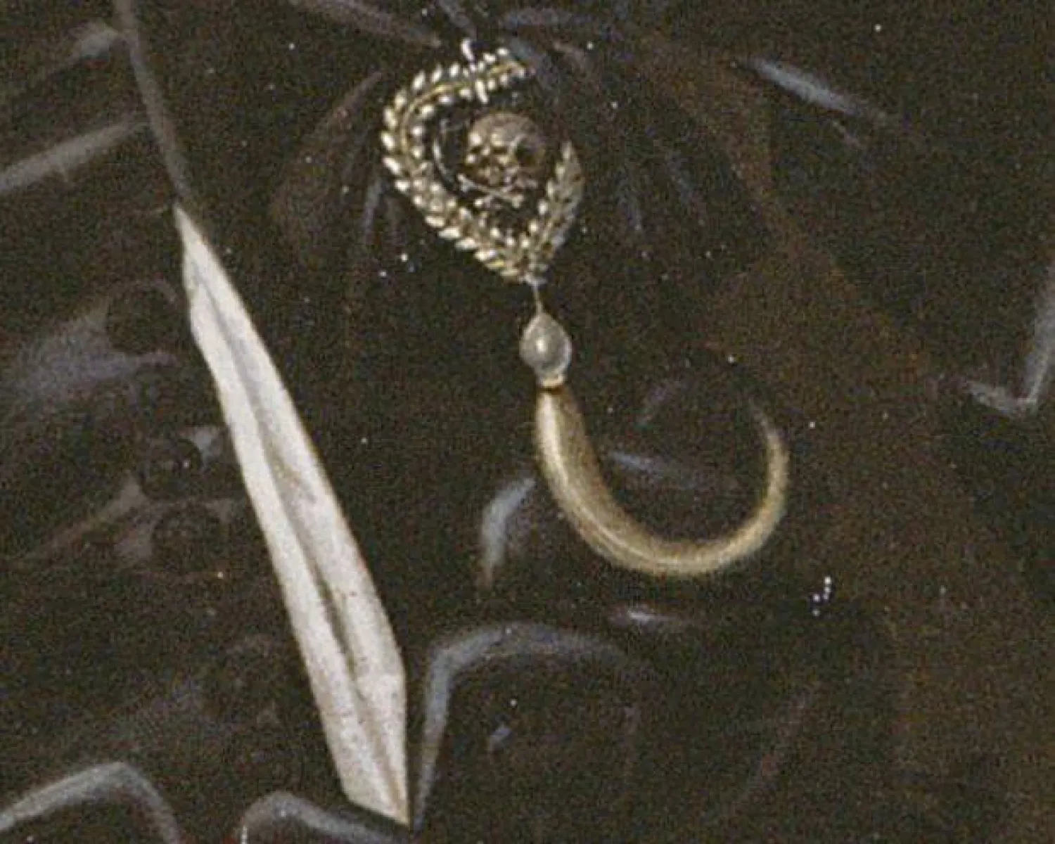 قلادة تحمل ثقل قرن من الفقدان (معرض مانشستر للفنون)