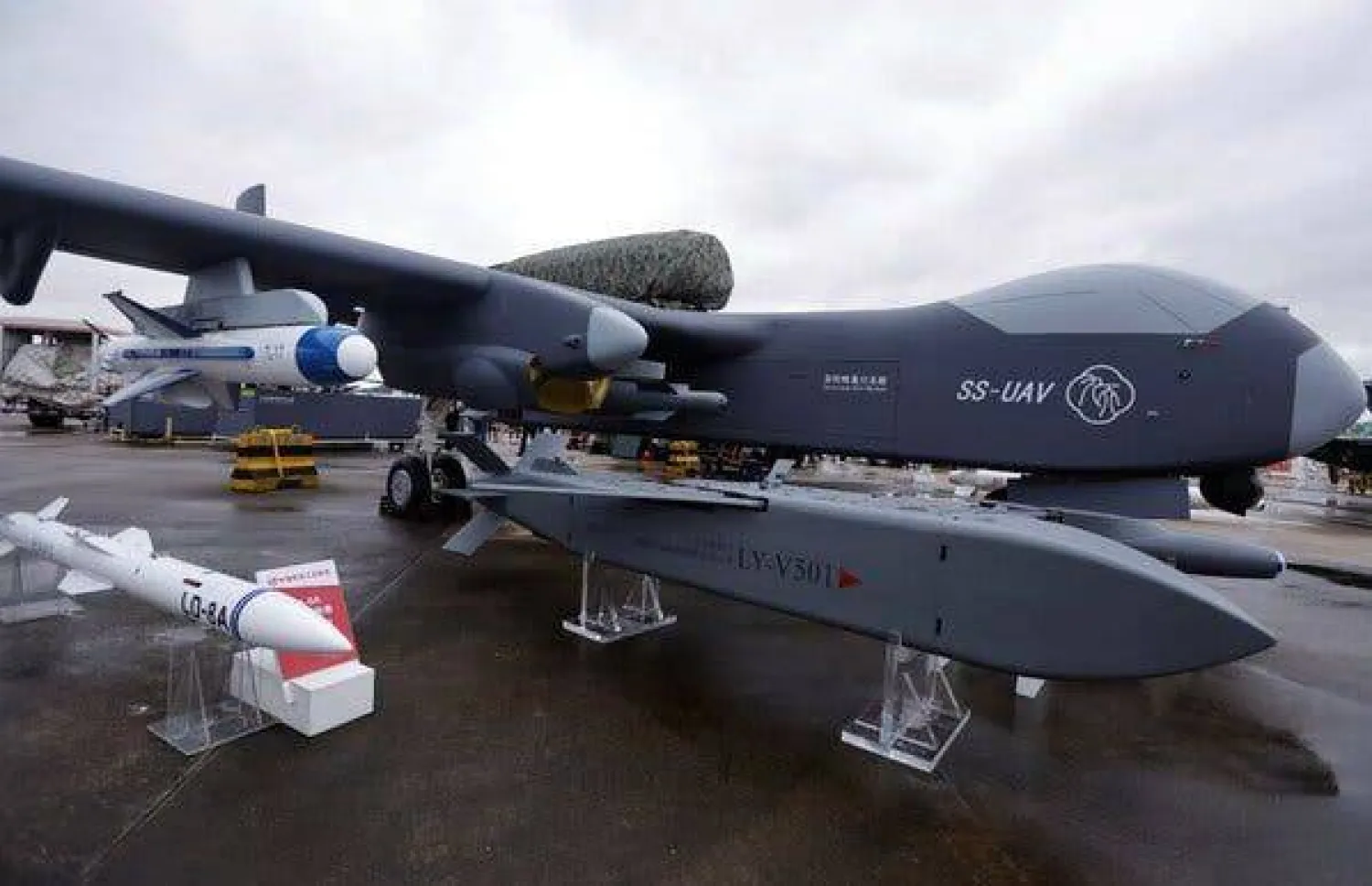 حاملة طائرات صينية مسيّرة قادرة على إطلاق أسراب من الطائرات المسيّرة الأصغر حجماً عُرضت في معرض تشوهاي الجوي 2024
