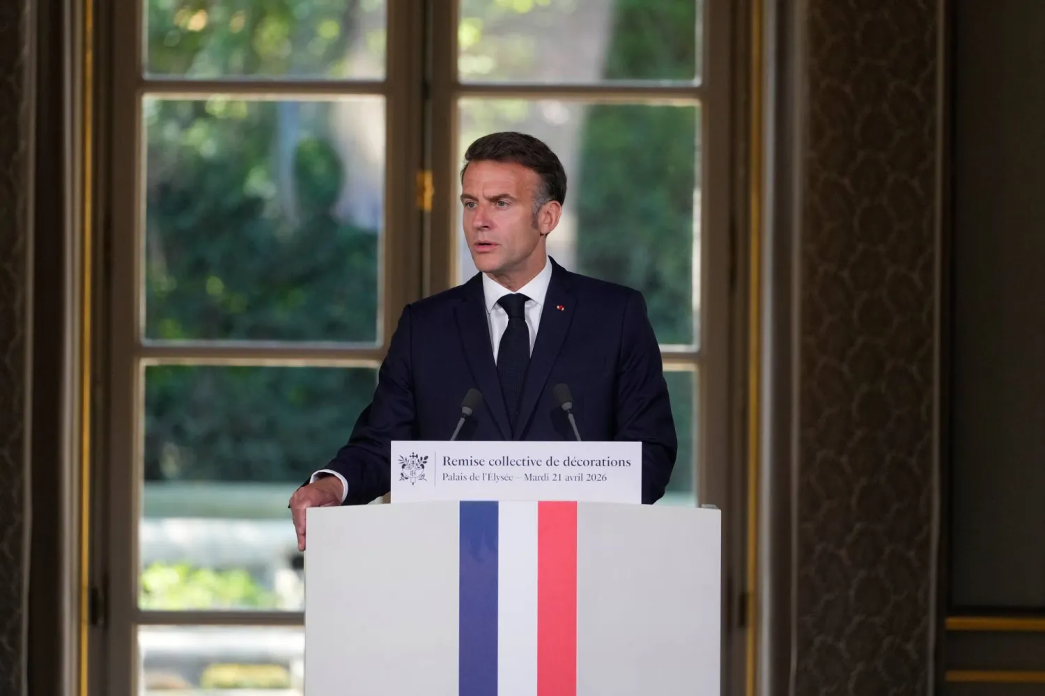 الرئيس الفرنسي إيمانويل ماكرون يلقي خطاباً بقصر الإليزيه في باريس 21 أبريل 2026 (أ.ب) 