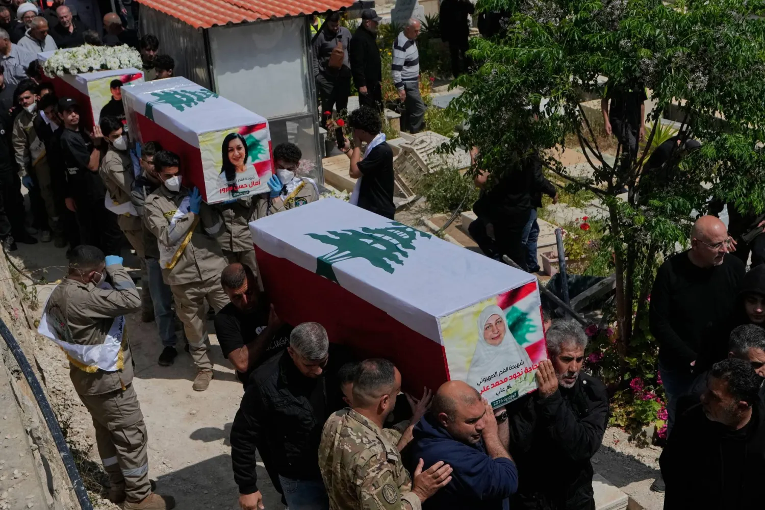 من مراسم تشييع مدنيين قُتلوا بغارات إسرائيلية في بلدة البازورية بجنوب لبنان (أ.ب)