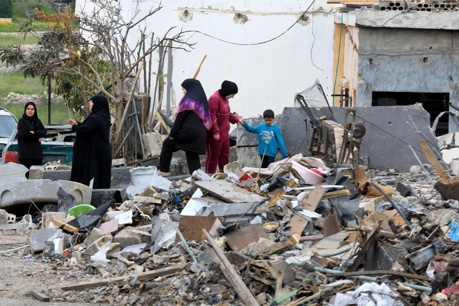 نساء في مدينة النبطية يتفقدن الدمار الناتج عن غارات إسرائيلية استهدفت المدينة خلال الحرب (أ.ف.ب)