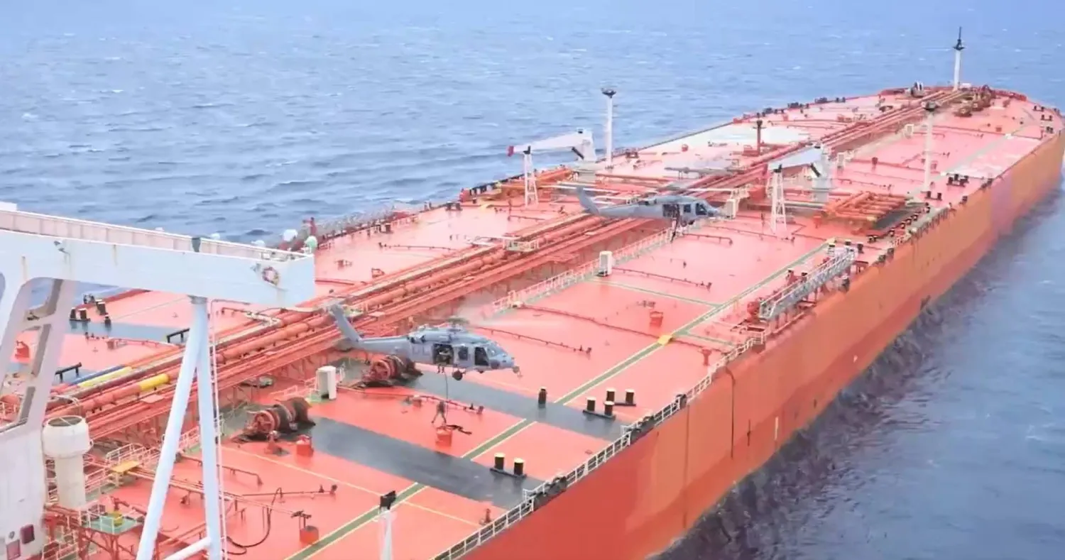 مروحيتان أميركيتان خلال عملية إنزال جنود على الناقلة «إم-تي تيفاني» قرب سريلانكا في المحيط الهندي صباح الثلاثاء (البنتاغون)