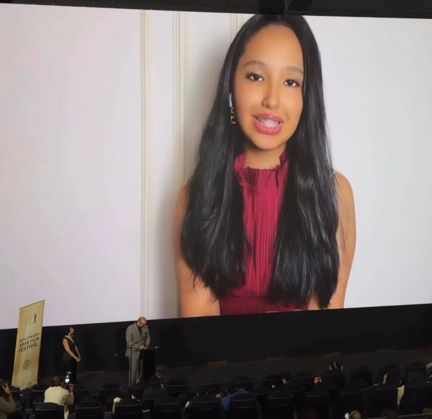 الممثلة السعودية خلال كلمتها المصوَّرة في حفل ختام «هوليوود للفيلم العربي» (إدارة المهرجان)