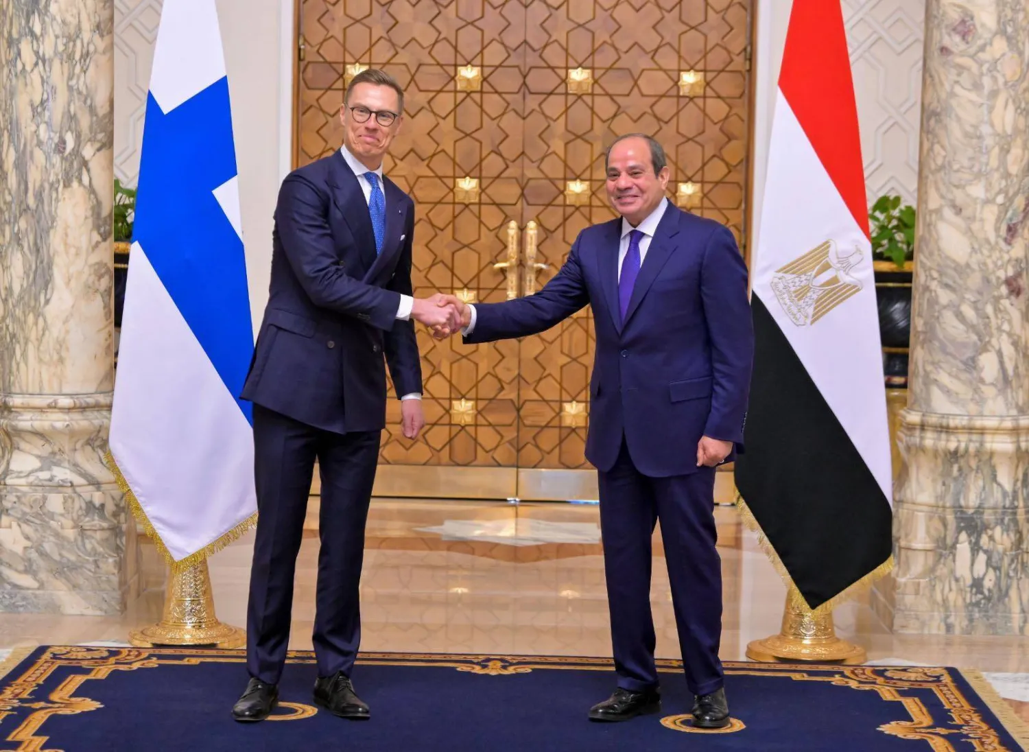 الرئيس المصري عبد الفتاح السيسي في استقبال نظيره الفنلندي ألكسندر ستوب بقصر الاتحادية في القاهرة يوم الثلاثاء (الرئاسة المصرية) 