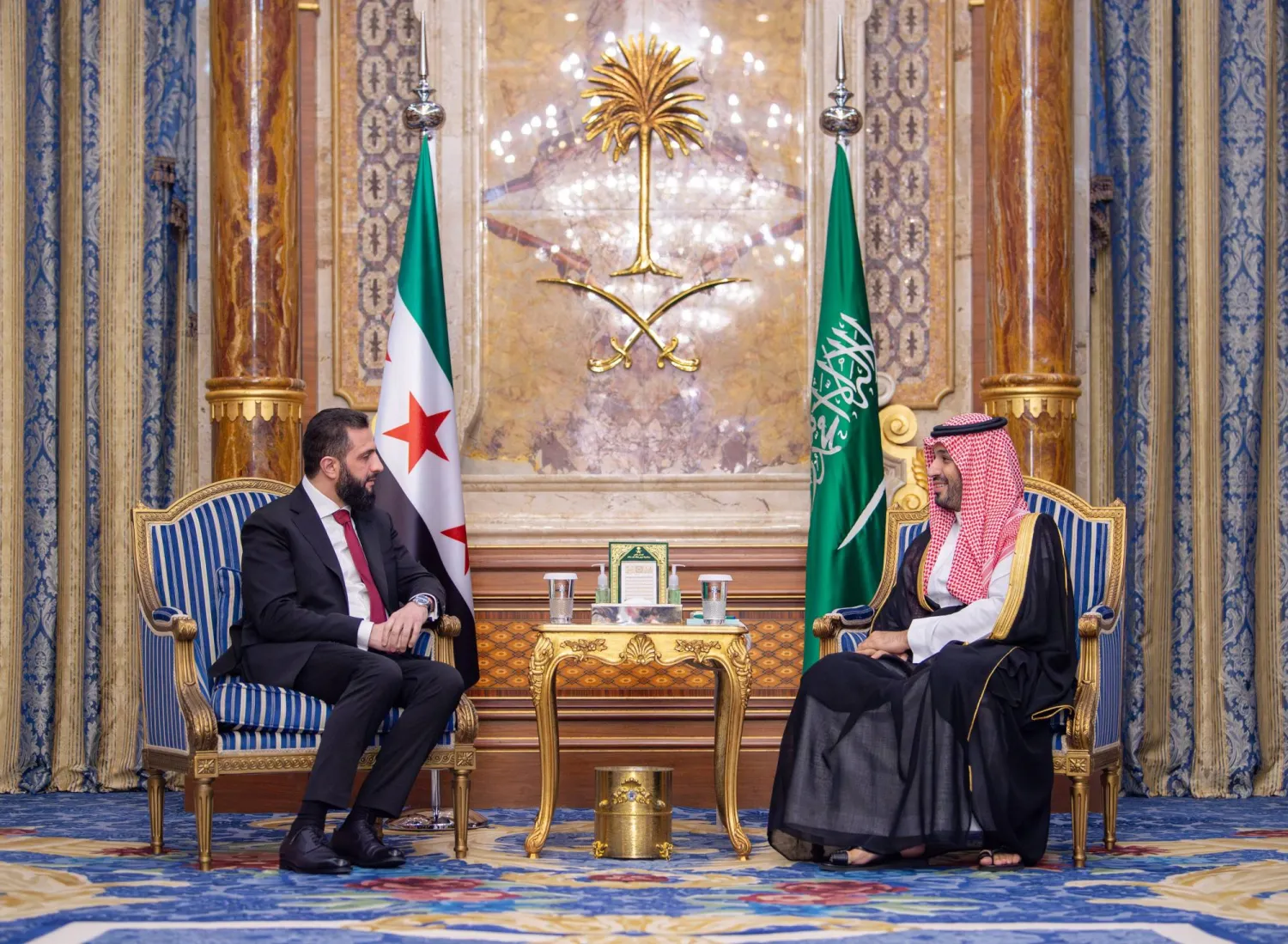 ولي العهد السعودي الأمير محمد بن سلمان لدى لقائه الرئيس السوري أحمد الشرع في جدة الثلاثاء (واس)