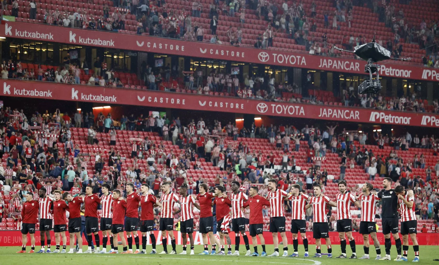 لاعبو أتلتيك بلباو يحتفلون مع جماهيرهم بإسقاط أوساسونا (رويترز)