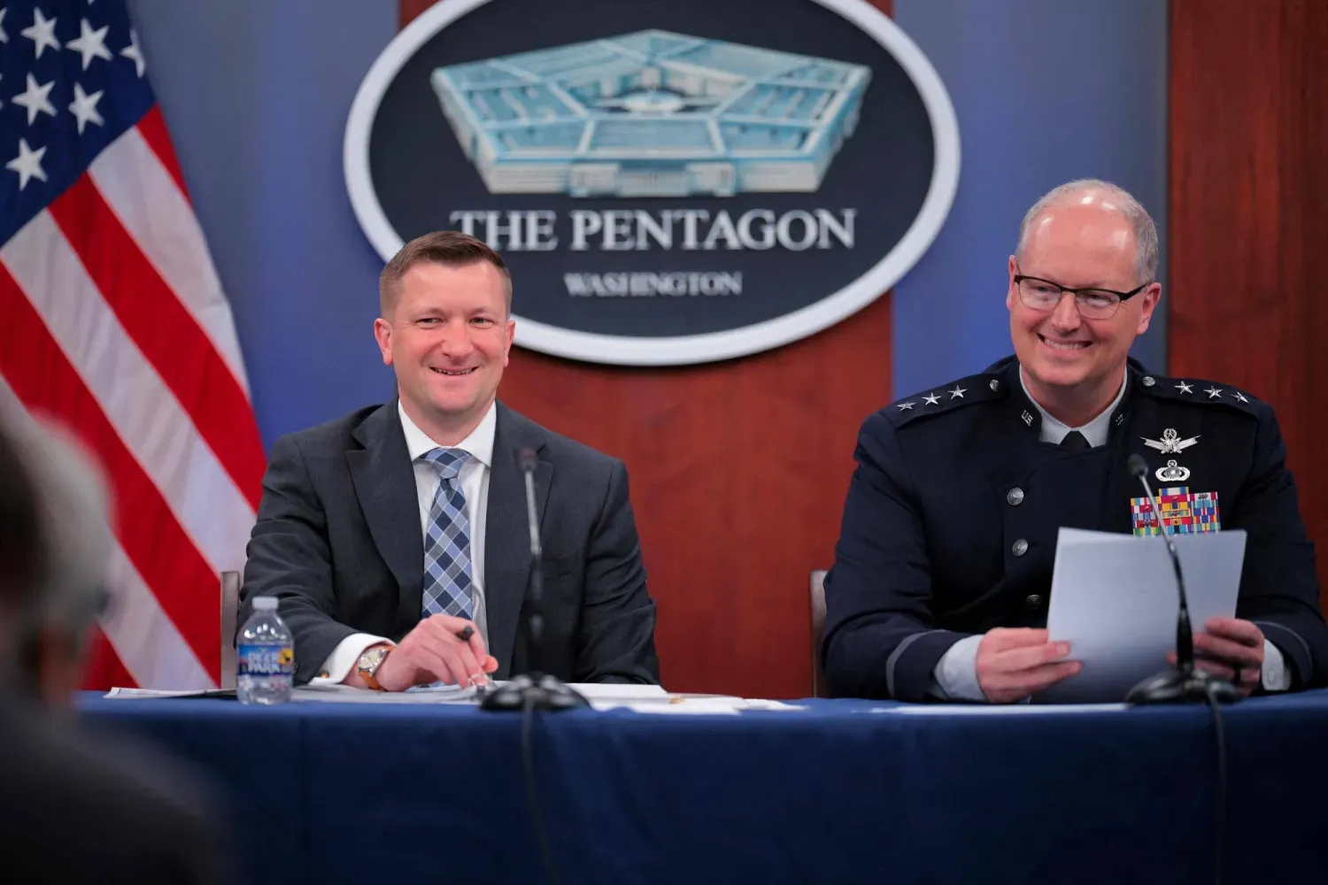 Savunma Bakan Yardımcısı Joel Hearst (solda) ve Kuvvet Yapıları Direktörü Korgeneral Stephen Whitney, 21 Nisan 2026'da Arlington, Virginia'daki Pentagon'da ABD Savunma Bakanlığı'nın 2027 mali yılı bütçe talebini görüşmek üzere bir basın toplantısı düzenledi (AFP)