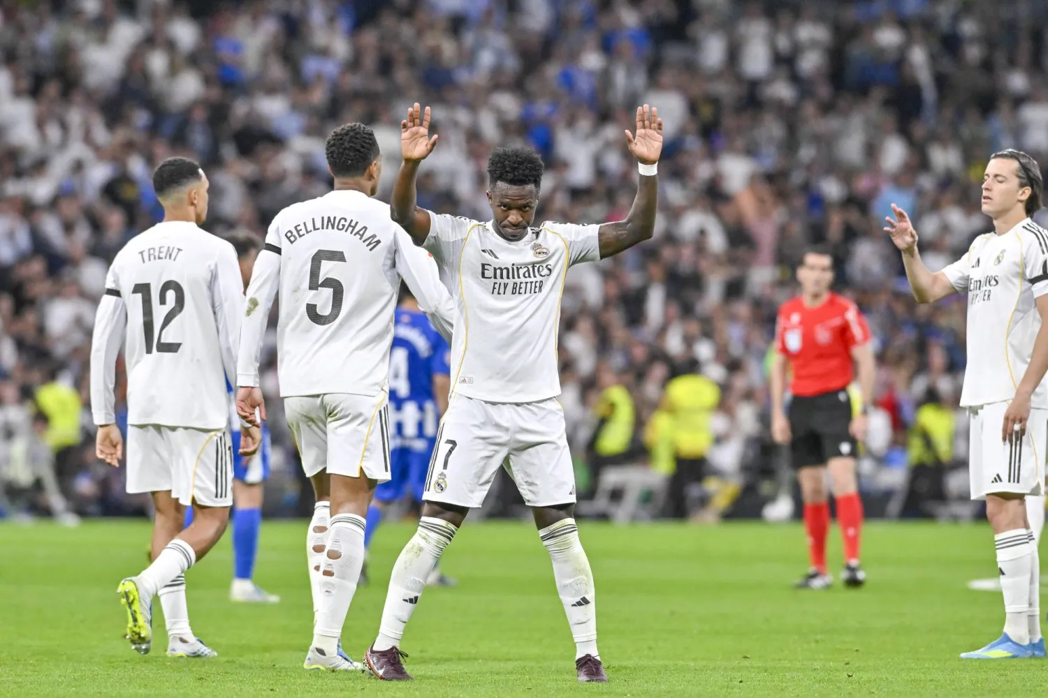 فينيسيوس جونيور يحيي جماهير الريال بعد تسجيله الهدف الثاني (د.ب.أ)