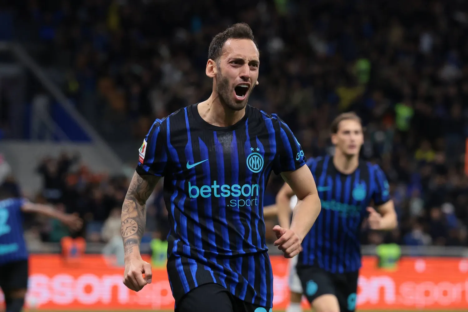 هاكان شالهانوغلو يحتفل بثنائيته في مرمى كومو (د.ب.أ)