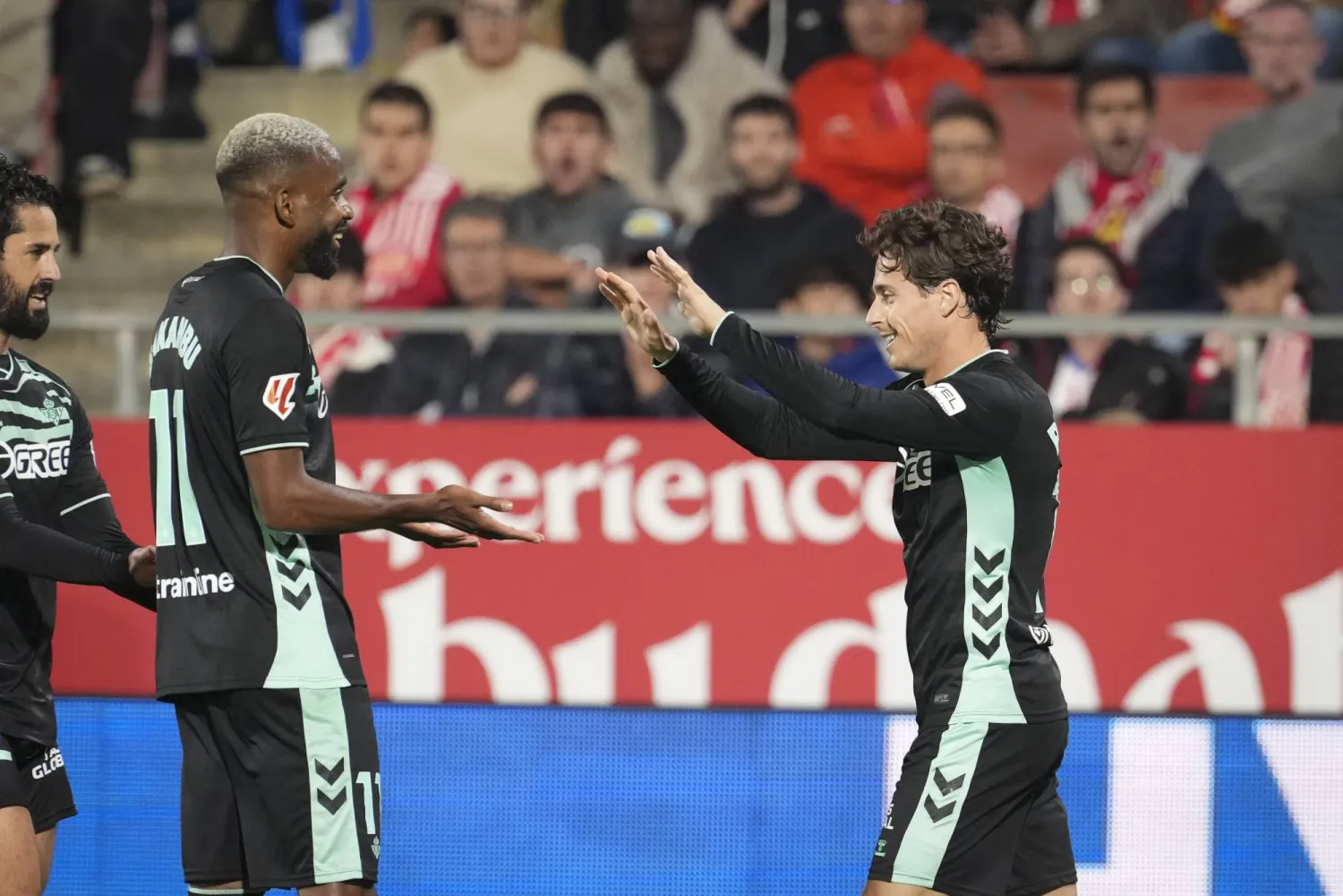 احتفالية لاعبي بيتيس بالفوز على جيرونا (إ.ب.أ)