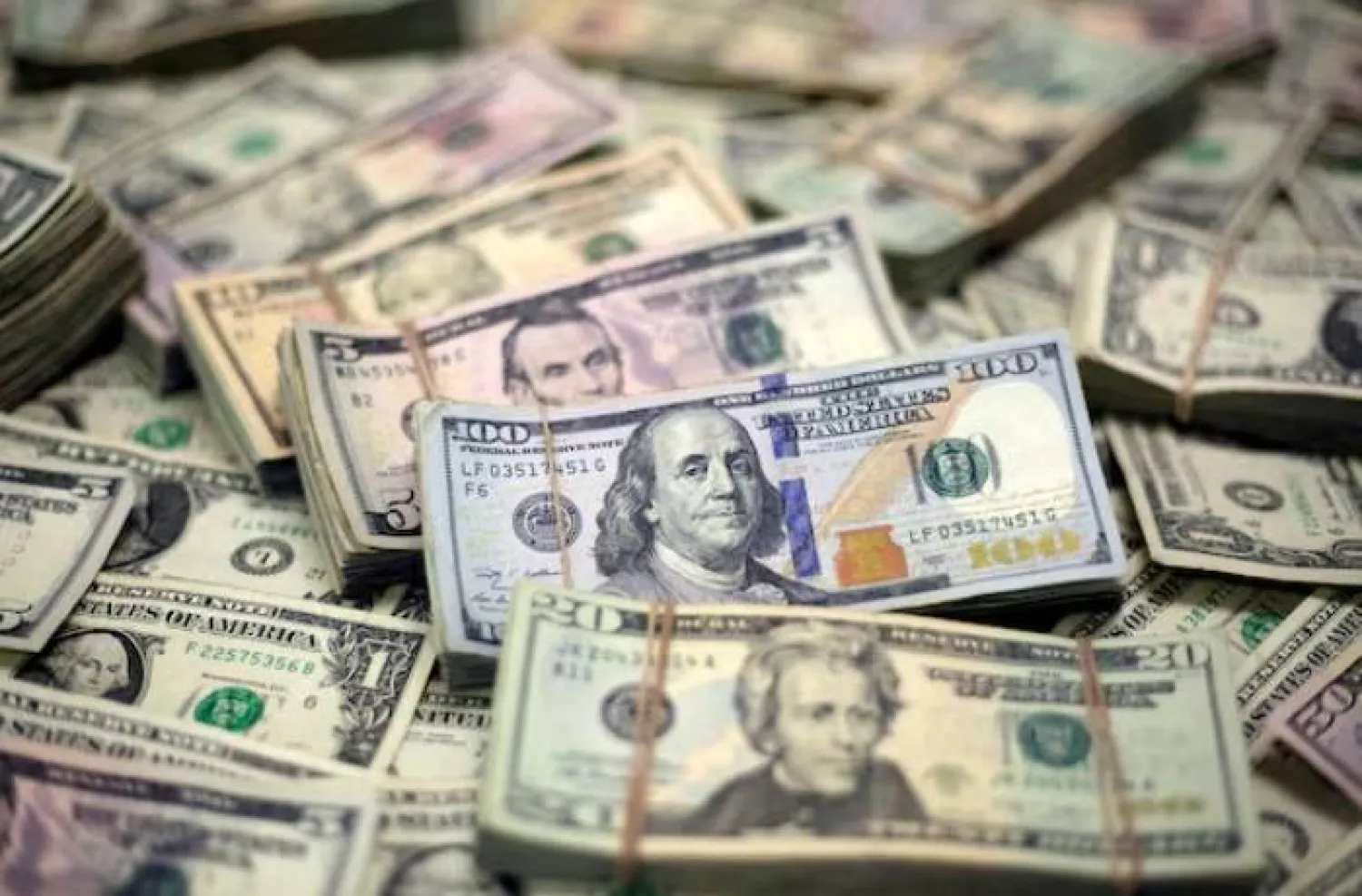 أوراق نقدية من الدولار الأميركي (رويترز)