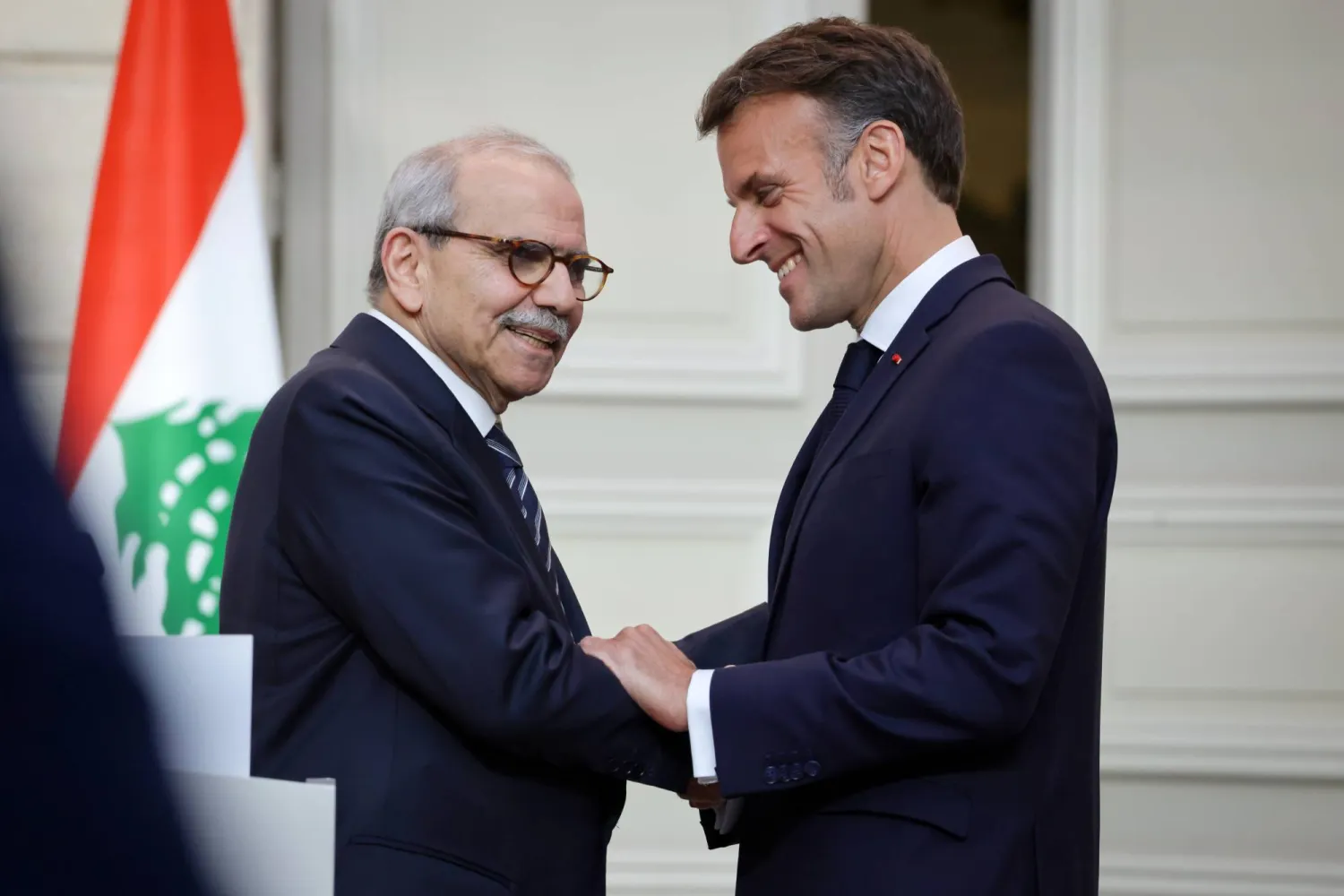  France's President Emmanuel Macron, right, and Lebanon's Prime Minister Nawaf Salam shake hands after a joint declaration press event following their meeting at the Elysee Presidential Palace in Paris, Tuesday, April 21, 2026. (AP) 