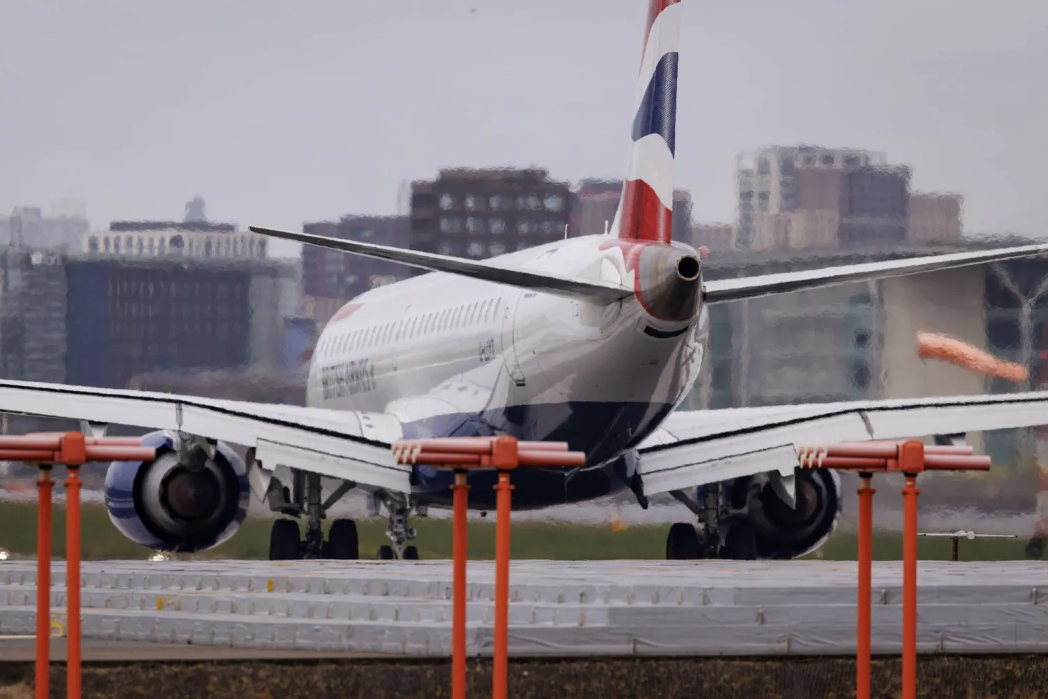 طائرة تابعة للخطوط الجوية البريطانية تستعد للإقلاع من مطار مدينة لندن في شرق لندن (إ.ب.أ)