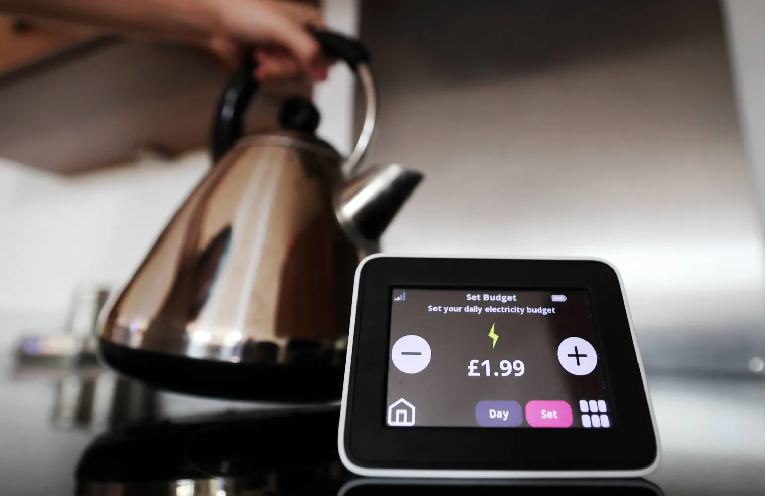 عّداد كهرباء ذكي في منزل بلندن، بريطانيا (إ.ب.أ)