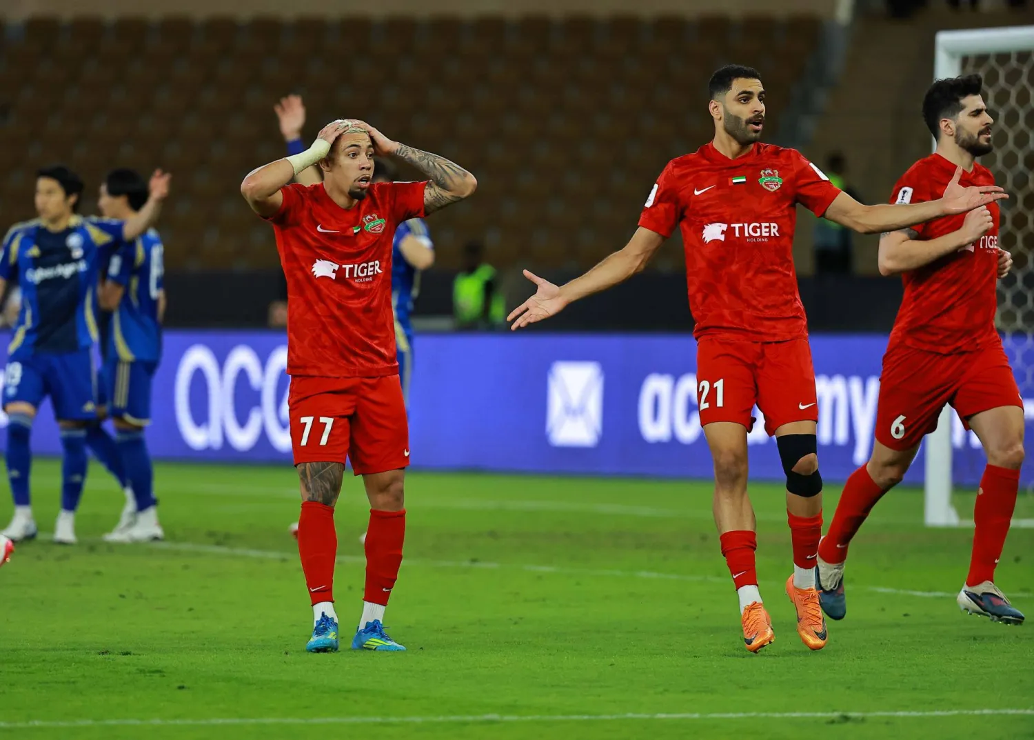 لاعبو «شباب الأهلي دبي» اعترضوا كثيراً على قرارات الحَكم (تصوير: محمد المانع)