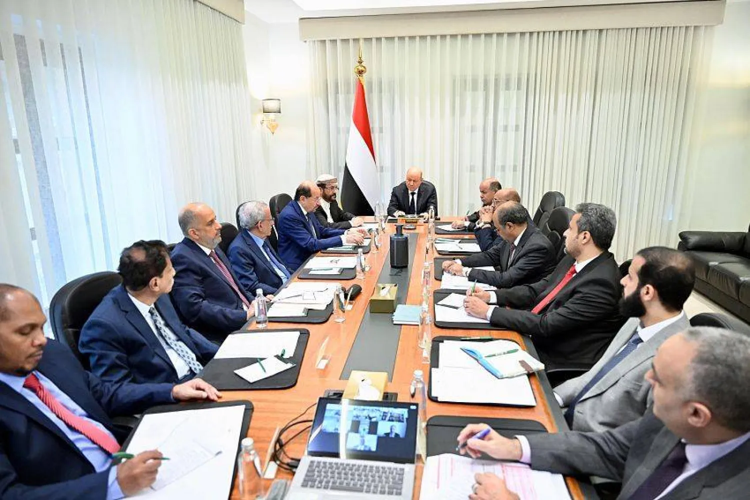 رئيس مجلس القيادة الرئاسي اليمني رشاد العليمي يعقد اجتماعاً مصغراً للحكومة (سبأ)