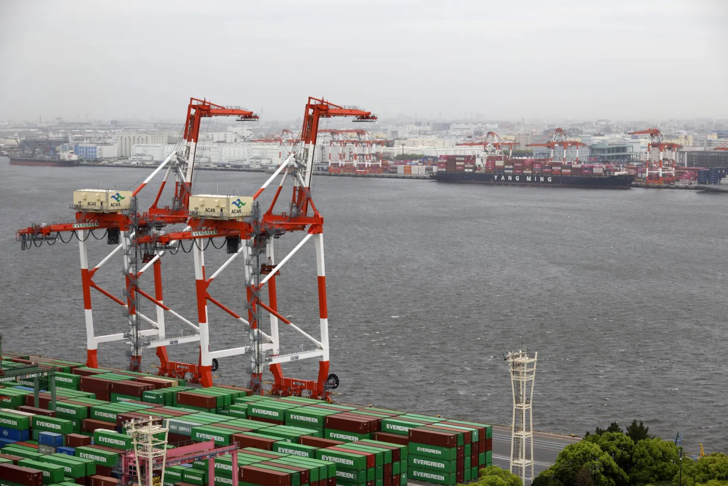 أوناش عملاقة في ميناء العاصمة اليابانية طوكيو (إ.ب.أ)