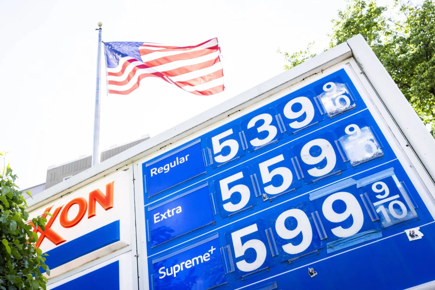 أسعار البنزين معروضة خارج محطة وقود تابعة لشركة إكسون في واشنطن العاصمة (إ.ب.أ)