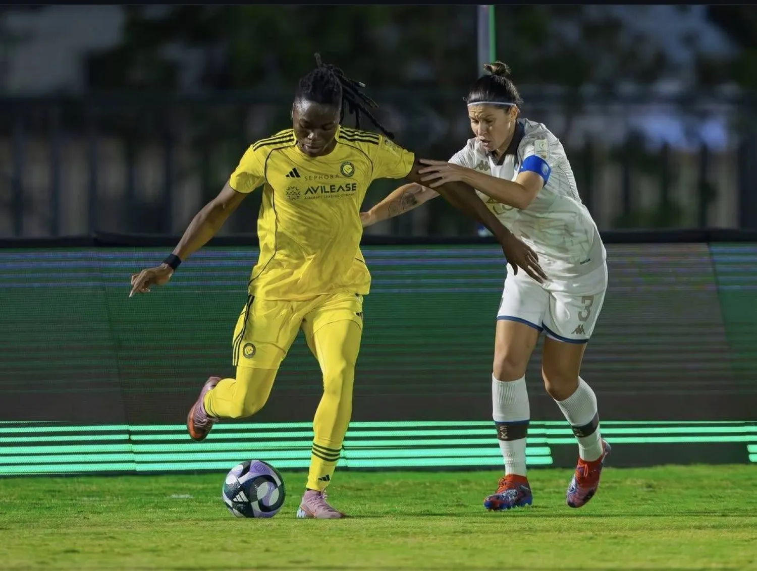 كلارا بجانب تويني ليموس لاعبة العلا (الدوري السعودي الممتاز للسيدات)