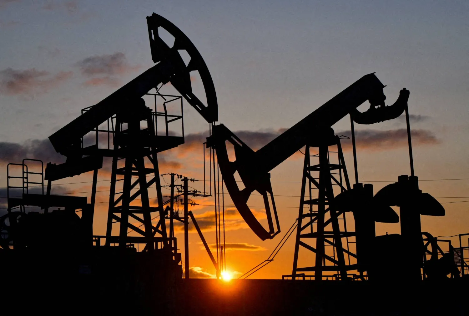 FILE PHOTO: FILE PHOTO: A view shows oil pump jacks outside Almetyevsk in the Republic of Tatarstan, Russia June 4, 2023. REUTERS/Alexander Manzyuk/File Photo