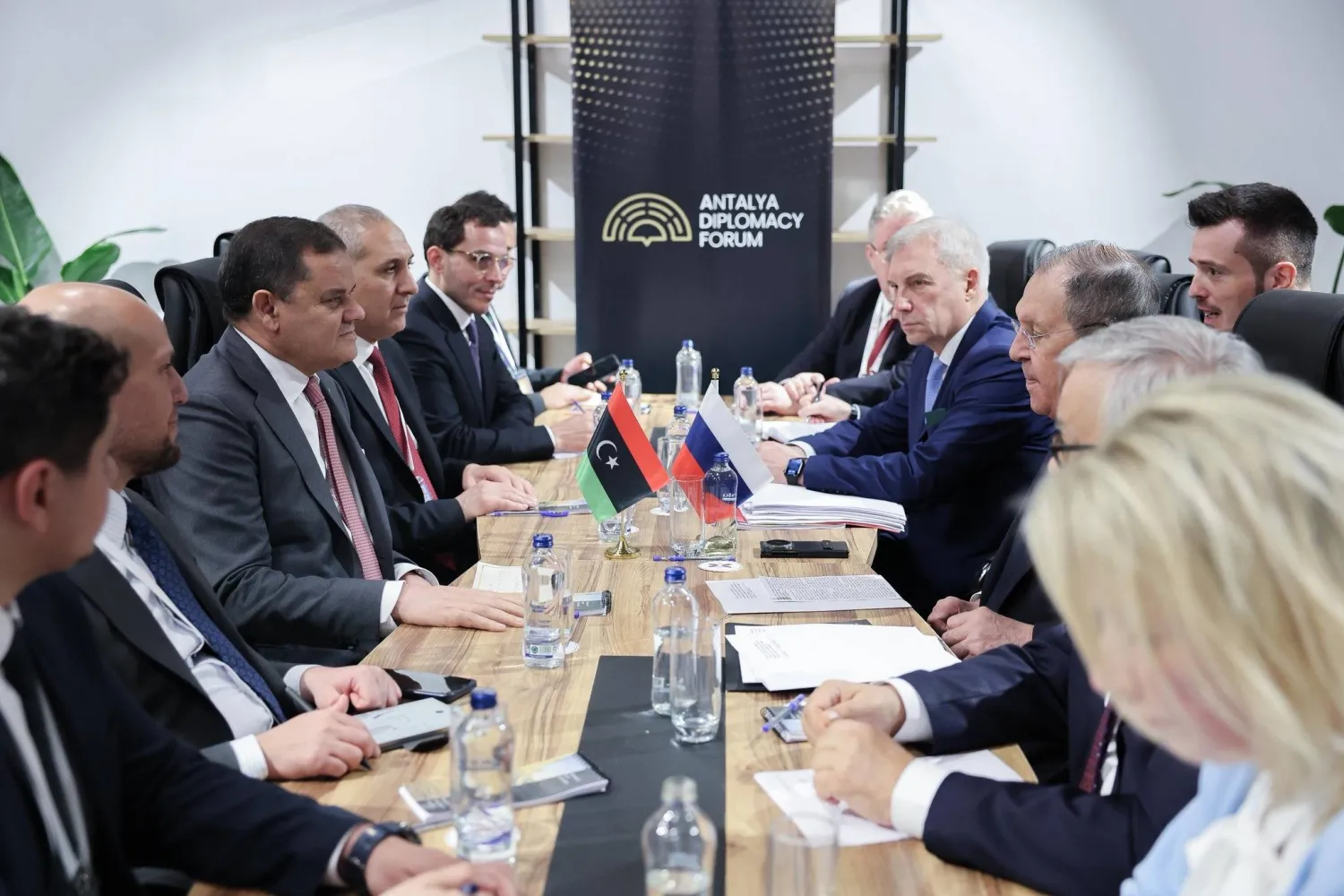 الدبيبة ولافروف خلال محادثات على هامش «منتدى سياسي» بأنطاليا التركية السبت الماضي (مكتب الدبيبة)