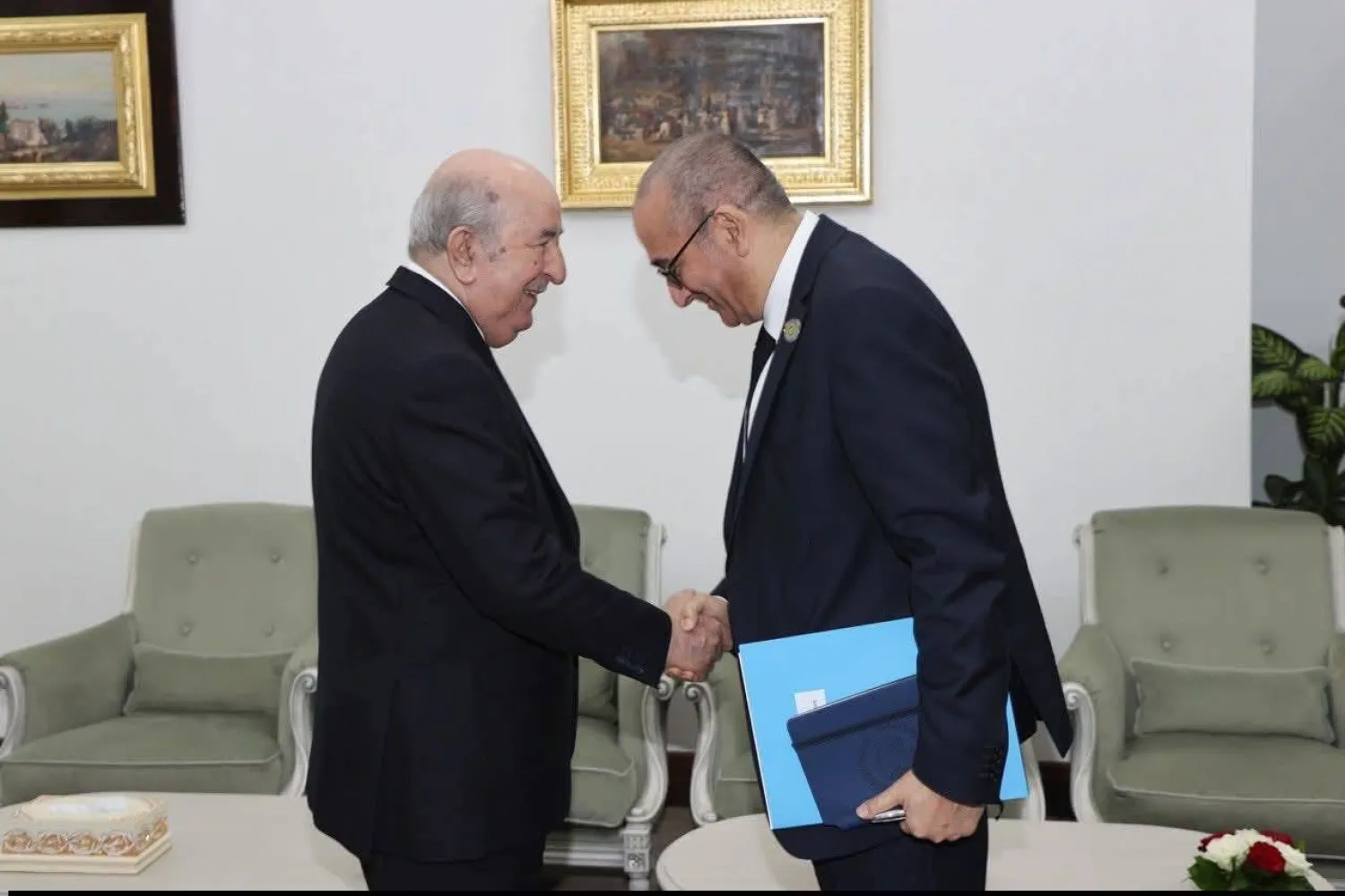 الرئيس الجزائري خلال استقبال وزير الداخلية الفرنسي في 18 فبراير الماضي (الرئاسة الجزائرية)