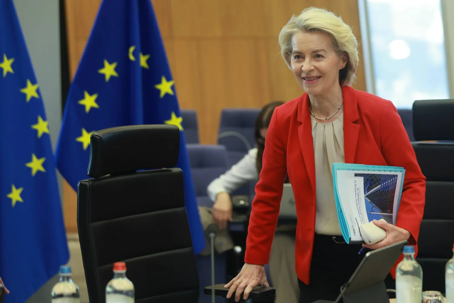 رئيسة المفوضية الأوروبية أورسولا فون دير لاين تصل إلى مقر الاجتماع في بروكسل يوم الأربعاء (إ.ب.أ)